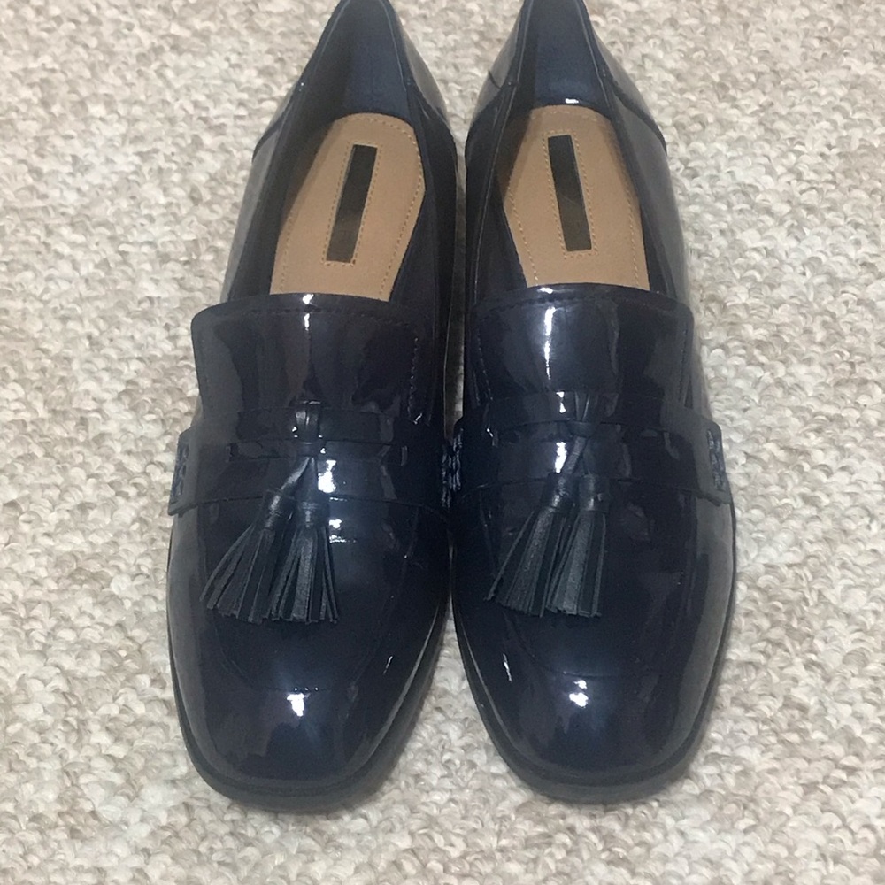 Tahari navy blue flats! Size 8.